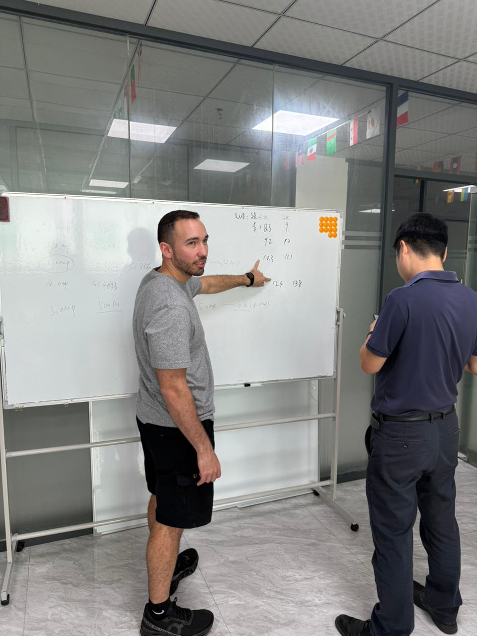 Raimundo en inspección de fábrica para Ninja Sourcing